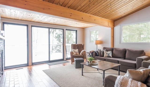 Waterfront Cottage on the Lake, with Game Room, Sunroom