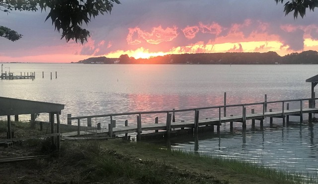 Waterfront cottage on Occohannock Creek w/beautiful Chesapeake Bay sunset views