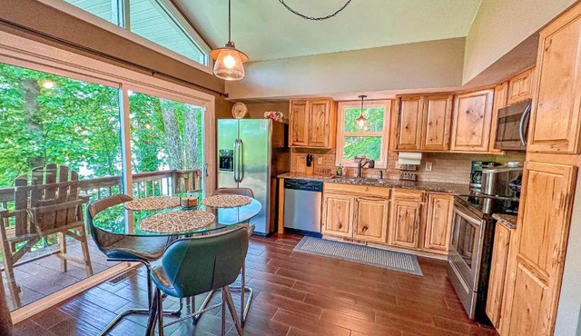 Waterfront Cottage on Quiet Cove!Game Room! Fire Pit! Pet Friendly!
