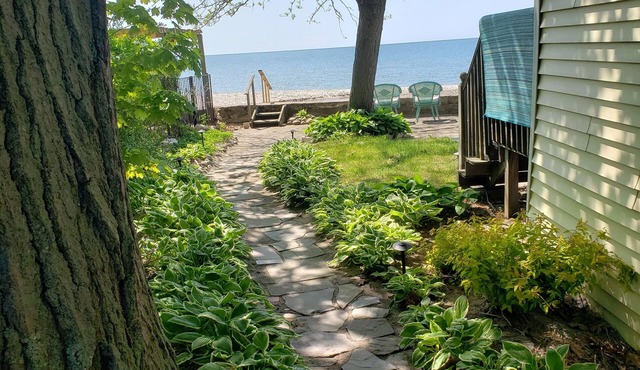 Waterfront cottage on the shores of Lake Erie. Beautiful lake front views!