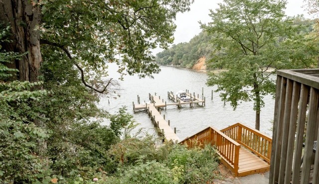 WATERFRONT COTTAGE ON SEVERN - STUNNING VIEWS - MINUTES FROM DOWNTOWN ANNAPOLIS