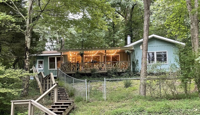 Waterfront Cottage on Pond -Fishing- Game Room 4 miles to downtown Franklin, NC