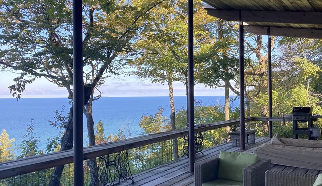 Waterfront cottage on 10 acre bluff overlooking Lake Michigan. Very Private,Pets
