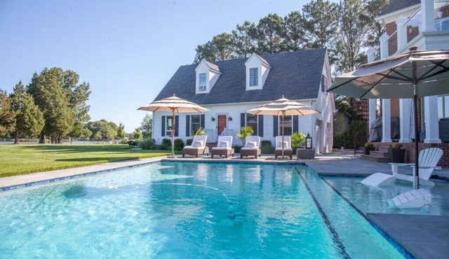 Waterfront Cottage, Private Hot Tub, Fire Pit, Pool - perfect Romantic Getaway