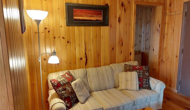 Waterfront Cottage Suite 1 Bdrm, 2 Bath, Beach, BBQ, Fire Pit Patio, shared Dock