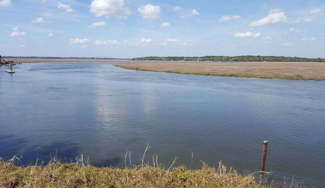 Waterfront Cottage Sleeps 11, Big Dock, a RV Hookup, on 18 Gated Acres