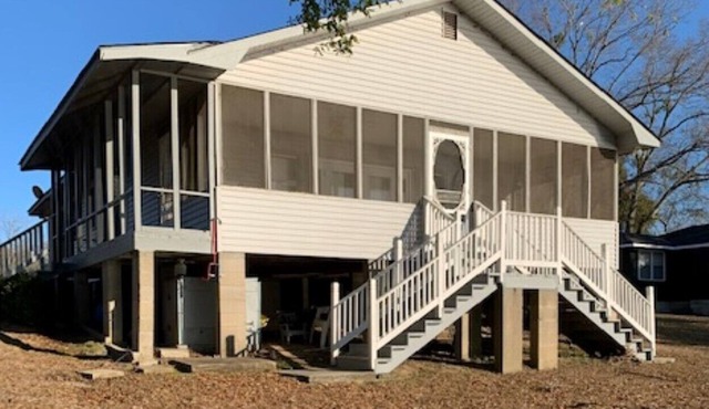 Waterfront cottage in Brashears Subdivision.