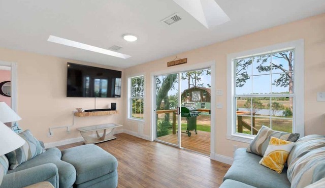 Waterfront Cottage, 2 King Beds, 75" HDTV, EZ Chk-In