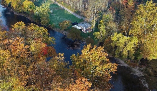 Waterfront cottage on corner lot w/hot tub, & fire pit. Pet friendly.