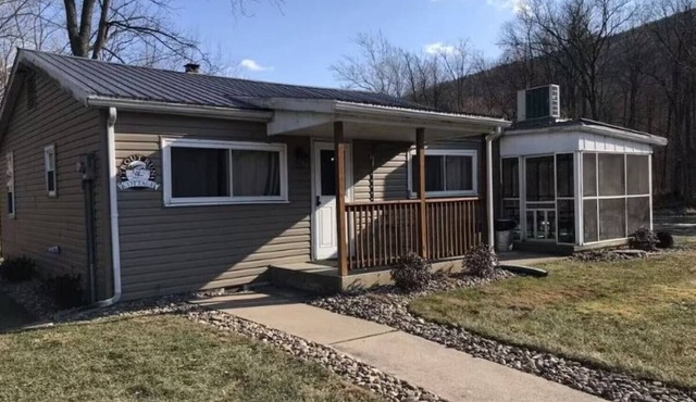 Waterfront cottage on corner lot w/ hot tub, fire pit, & kayaks. Pet friendly.