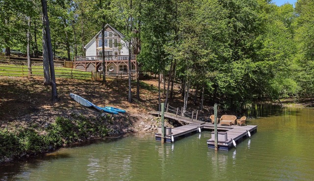 Waterfront Cottage Getaway - Private Dock/Fire pit/Kayaks/Paddleboards