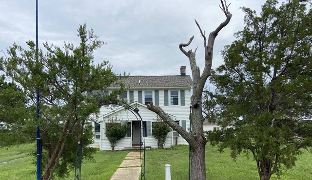 Waterfront cottage with private pier, fireplace, and large yard.