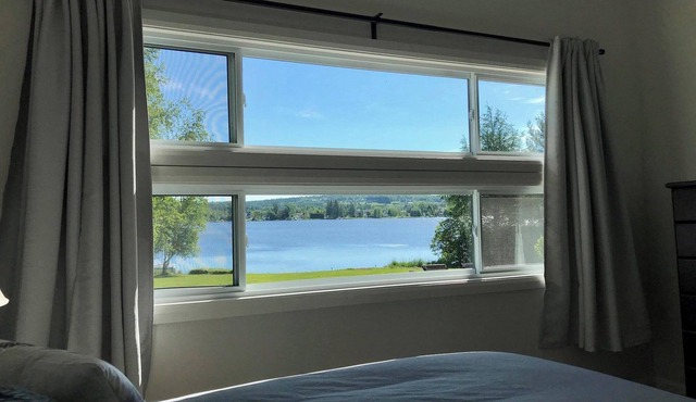 Waterfront cottage, very large, private lot!