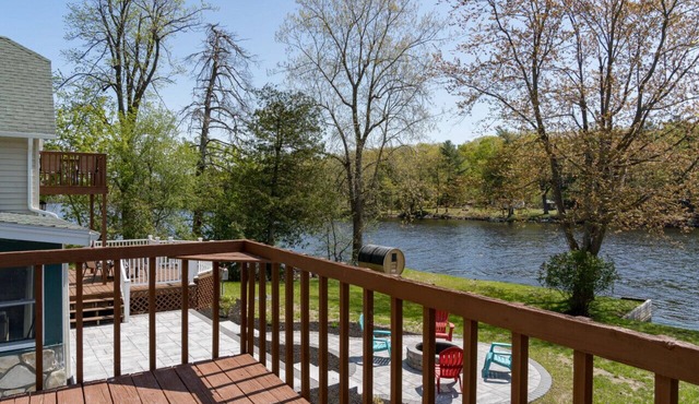 Waterfront Cottage w/Barrel sauna & Fishing Pier