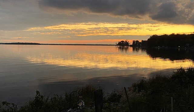 WATERFRONT COTTAGE WITH WARM SUNSETS AND LARGE PORCH ON ONEIDA LAKE