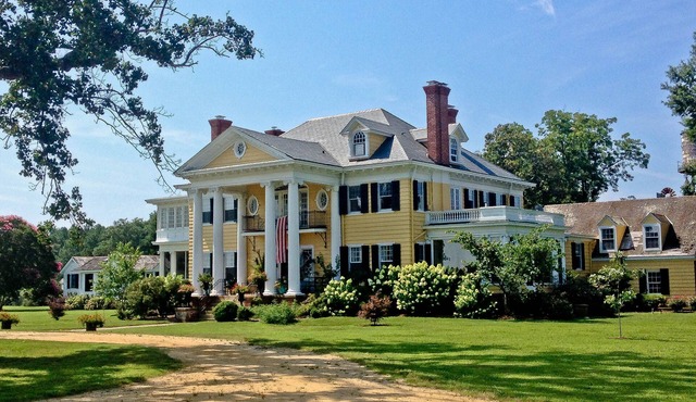 Waterfront Cottage with pool