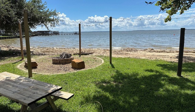 Waterfront Cottage With Your Own Personal Sandy Beach And Expansive Lake View