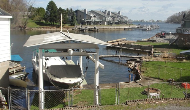 Waterfront cottage w dockage, Central A/C on Irondequoit Bay in Rochester NY