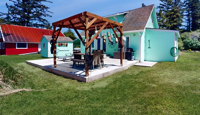 Waterfront cottage w/large deck, fiber optic WiFi, views, and updated interior