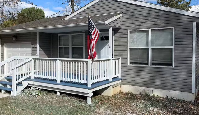Waterfront cottage w/private boat slip & hot tub @ Buckeye Lake