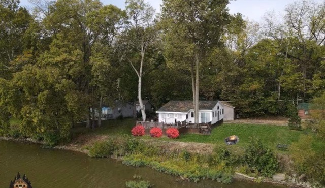 Waterfront Cottage with Hot Tub! Sleeps 6, Free Kayaks, Bikes & Hiking Trail!