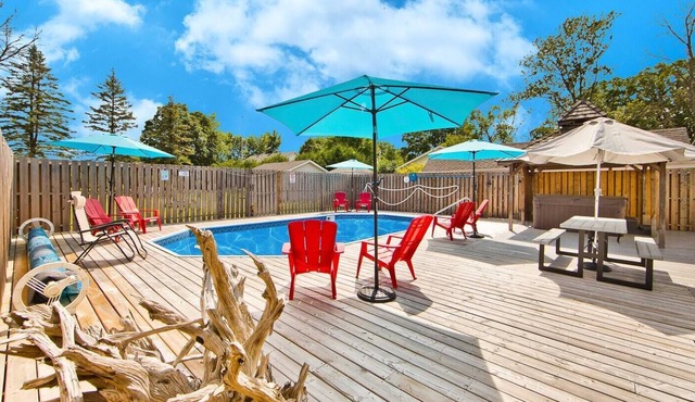 Waterfront Cottage with pool, hot tub & Fire Pit