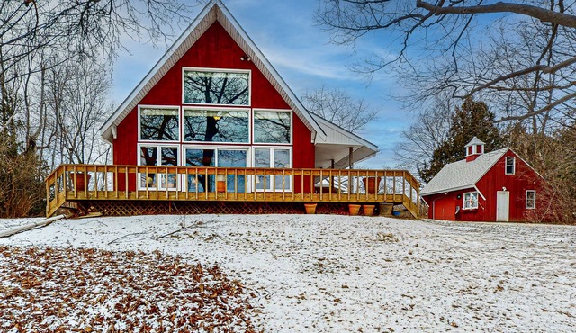 Waterfront cottage with amazing views, fireplace, deck, & boat moorage