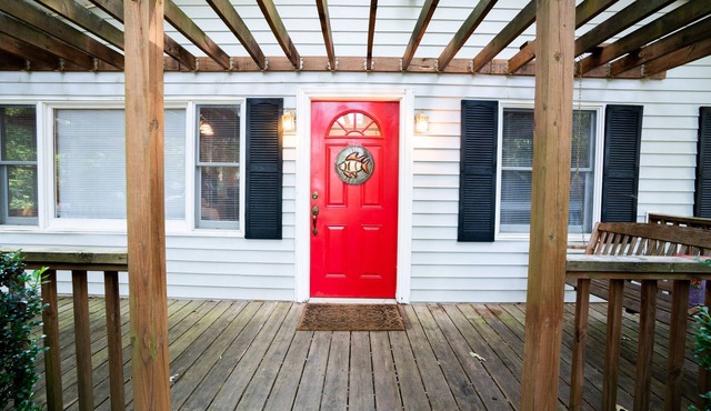 Waterfront cottage with dock on Lake Hartwell