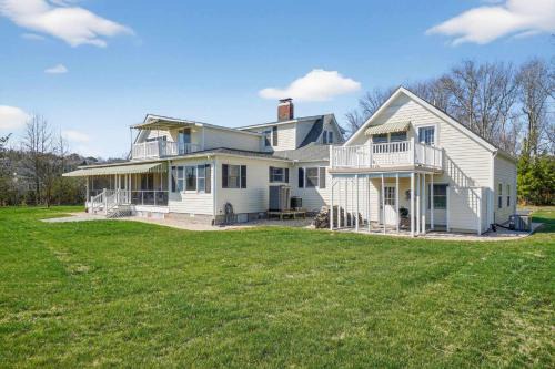 Waterfront Cottage with Private Dock Sunrises & Wildlife on Ashley Cove