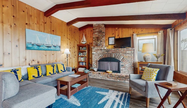 Waterfront cottage with bay views, patio, grill & washer/dryer