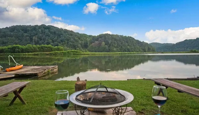 Waterfront Cottage with Private Dock on Claytor Lake. Pet Friendly!