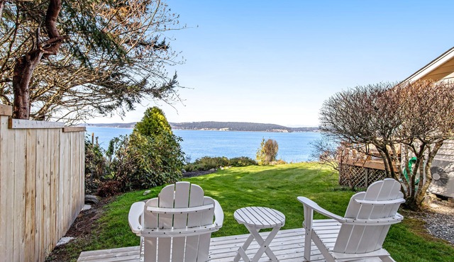 Waterfront Cottage with High-Speed WiFi, Ocean View, Private Deck, & Kitchenette