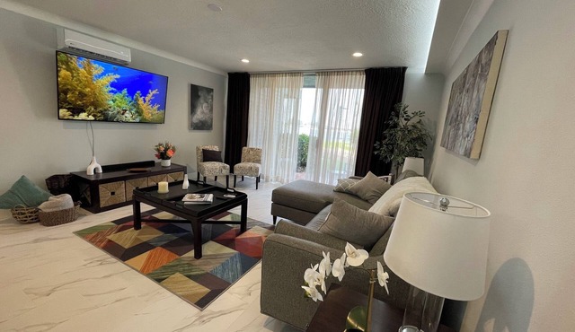 Waterfront Cozy and comfortable ground floor 1 bedroom condo sleep 4