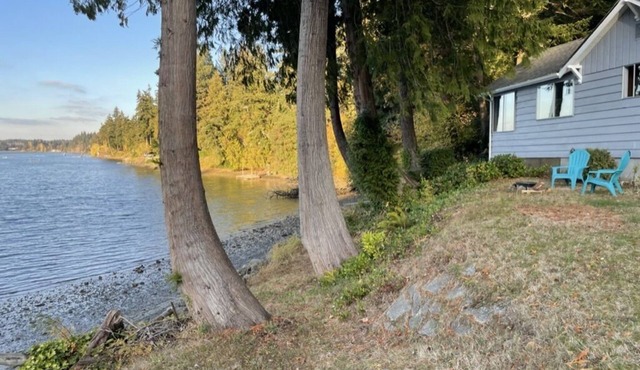 Waterfront! Cozy beach cottage - just 10 min from Seattle ferries!