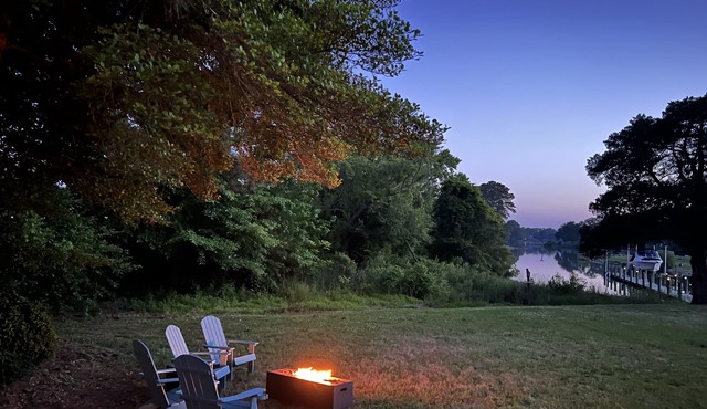 Waterfront! - Cozy "Captain's Cottage" with hot tub!