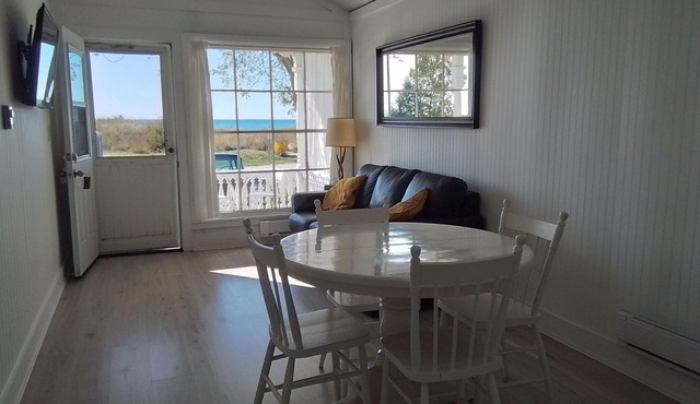Waterfront, cozy, clean one bedroom, newly renovated cottage