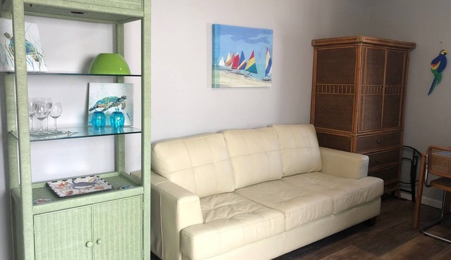Waterfront Cozy Cottage, Walk to restaurants, yet private waterfront retreat.