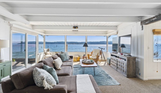 Waterfront-Cozy Cottage on the Water! Best view of PNW Moody Season. Green Clean