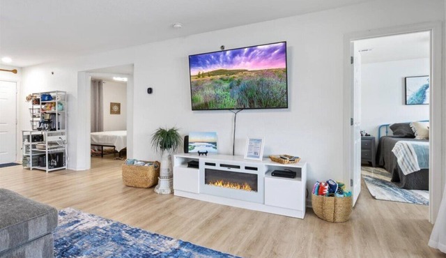 Waterfront Cozy Cove Retreat - LOTO Escape, Remodeled Comfort, Close to the Fun