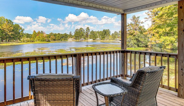 Waterfront Deck! Couple’s Retreat on Point A Lake