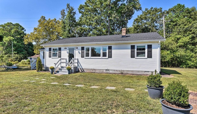 Waterfront Deltaville Cottage w/Fire Pit!