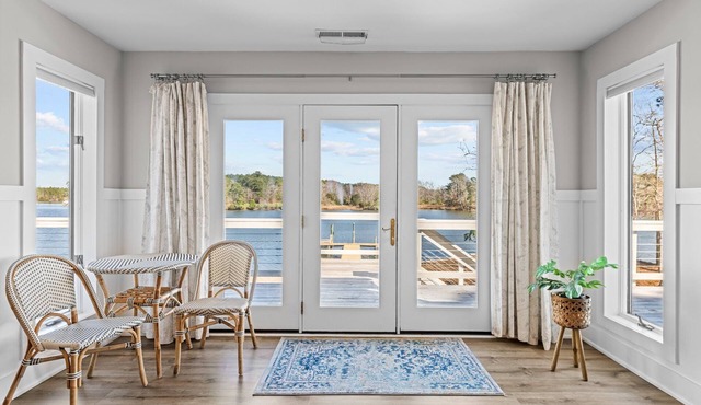 Waterfront, Dock, 4-bedroom house in delightful Oriental with AC, WiFi