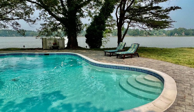 Waterfront,Dock,Pool.Private Point in Estate Area. Minutes from Everything!