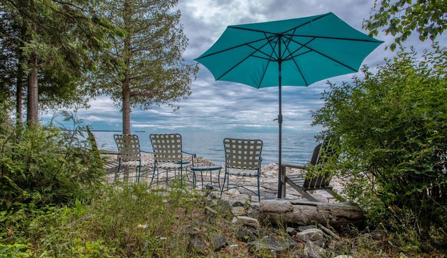 Waterfront, Dog Friendly home near Sherwood Point Lighthouse