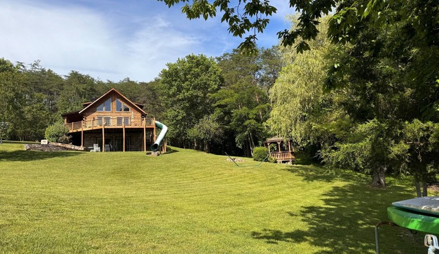 Waterfront dog-friendly home with private dock, paddleboards, kayaks, WiFi, AC