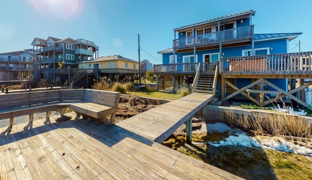 Waterfront, dog-friendly house with pool, private hot tub, AC, W/D & kayak