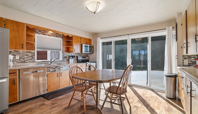 Waterfront, Dogs OK!, Fenced, Fishing, Kayaks, Hot tub, W/D, Smores, Crab Pots