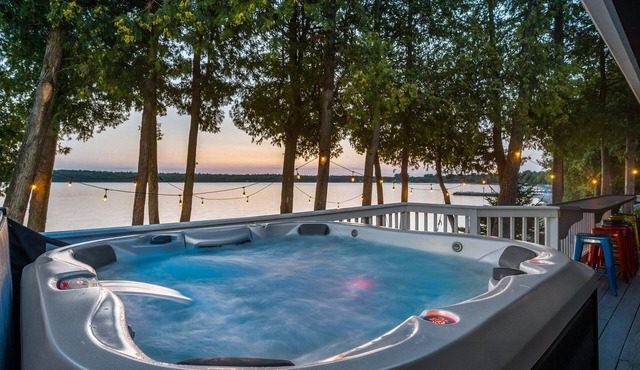 Waterfront Door County Escape | Hot Tub + Kayaks + Sunrise Views