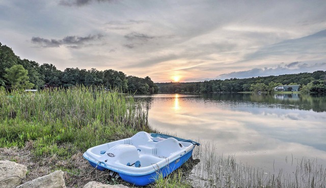 Waterfront Dunlap Cottage: Large Yard + Views