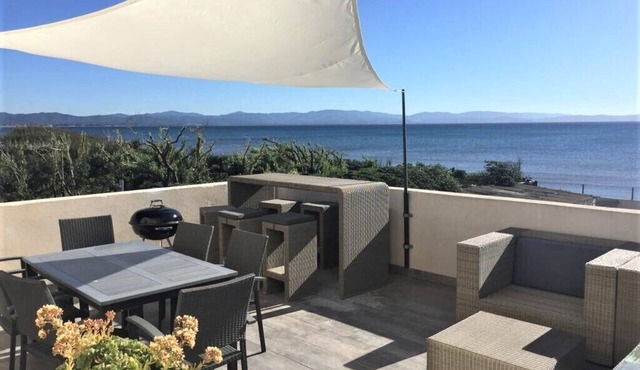 Waterfront duplex 150m2 12/14 pax, magnificent sea view.